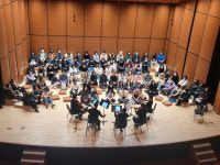 무대에 방석 깔고 관람하는 ‘온 스테이지 콘서트’ 눈길