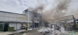 부산 강서구 공장서 불…출동한 소방관 등 2명 부상