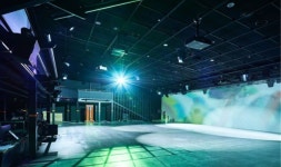 부산 고지대에 ‘블랙박스’ 공연장… “예술인·주민 위한 공간 목적”