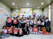 부산 사상구 직원, 자투리 급여 모아 지역아동센터에 어린이날 선물 전달
