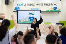 우유팩 수거해 스케치북 만든 뒤 기부… 대흥리사이클링, 부산녹색환경상 대상