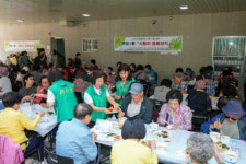 부암1동새마을부녀회「사랑의 경로잔치」개최