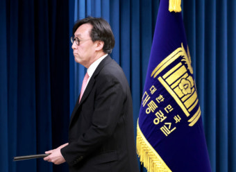 인천공항에도 북한 오물 풍선 떨어져 한때 '운항 중단'…전국서 신고 860건