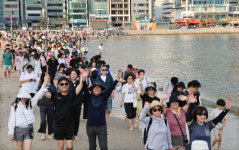 ‘맨발걷기 열풍’에 늘어나는 황톳길, 관리 대책 마련해야