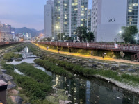 [포토뉴스]마산 산호천 산책로 밤에도 환하게 밝힌다