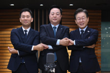이재명·김두관, ‘지방선거 공천권’ 논란 정면충돌…민주당 당대표후보 1차 토론회