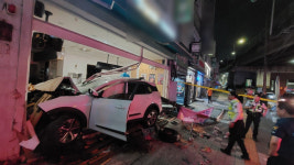 부산 전기 택시, 전신주 박고 상가로 돌진 ...운전자 “브레이크 작동 안 해”