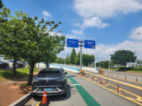 김해공항 진입로에 떡하니… 더운 날 짜증 유발하는 얌체 불법 주차