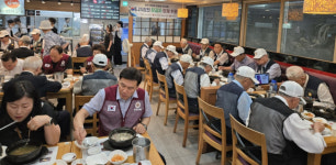 [포토뉴스]부산시재향군인회,  6·25참전 유공자 삼계탕 나눔