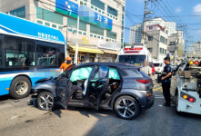 진주시 문산읍 사거리에서 차량 3대 추돌…4명 중경상