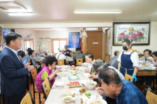 부산 남구 용당동 ‘두레박’식당, 독거노인 대상 삼계탕 나눔 행사