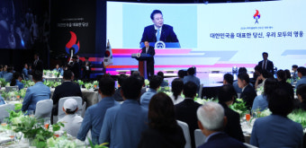 윤 대통령, 올림픽 선수단 격려만찬…전원에 '국민감사 메달' 증정