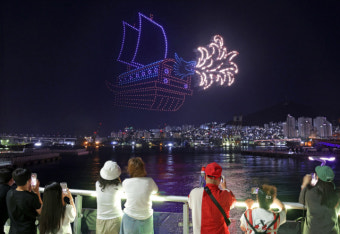 드론 라이트쇼 참고 이미지: 3D 형상 연출(야간)