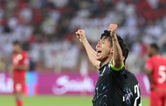 손흥민 ‘원맨쇼’ 오만에 3-1 승…한숨 돌린 홍명보호