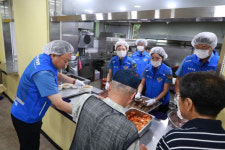 남해해양경찰청, 자성대 노인복지관 방문 성금 전달