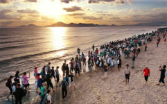 맨발로 걷던 1만 명, 다대포 노을 속으로 들어갔다 [세븐비치 어싱 챌린지]