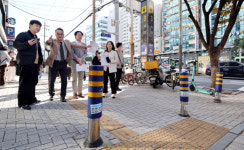 도시철도 출구 옆 어지러운 철기둥들… 비워내기부터 [부산을 바꾸는 디자인]