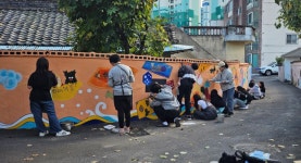 기장군 청소년들, 정관읍 평전마을 벽화 복구 봉사