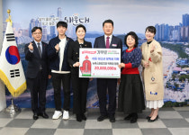 뉴욕스마일치과의원 박현정 원장, 이웃돕기 성금 전달