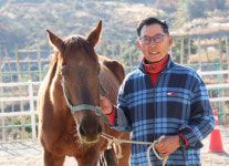 [인터뷰]동질감 느껴 퇴역 경찰과 퇴역 경주마의 인생 2막 남윤오 동부산승마장 대표