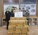 [포토뉴스]서원진 씨 가족, 라면 기탁