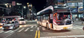 진주시 시내버스-택시 충돌…3명 부상