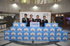 [포토뉴스] BNK부산은행, 연제구에 복꾸러미 전달