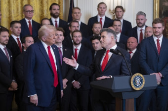 트럼프, 멕시코·캐나다 관세 전격 한달 유예… “중국과도 협상”