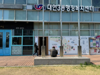 “기표 순간 까지도 고민” “부산 교육 새바람을”… 부산시 교육감 재선거에 투표소 찾은 시민들
