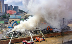 부산 사하구 YK스틸 야적장 화재 초진