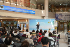 동남권의학원 홍보대사 최백호, 두 번째 환우 위로 음악회’ 감동 무대
