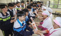 부산 용인고 학생들, 급식조리원들에게 감사 카네이션 선물