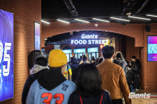 사직구장에 쏙 ‘지역 맛집’ 관중 맘에도 쏙 [비즈&피플]