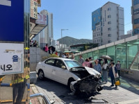 부산 도시철도 1호선 장림역 인근서 택시가 보행로로 돌진