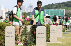 [포토뉴스] 유엔참전국 후손 교류캠프 참가자 유엔기념공원 참배