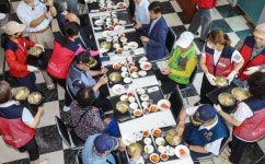 [포토뉴스] 보훈 가족에 여름철 보양식 대접