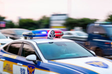 ‘겁 없는 10대들’ 훔친 차로 경찰관 등 차량 5대 쾅