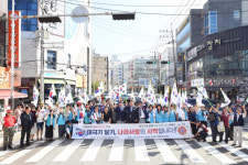 부산재향군인회, 서원시장에서 태극기 달기·나누기
