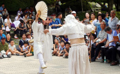 세대를 아우르는 전통연희극