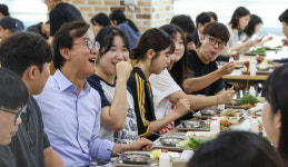 [포토뉴스] 전재수 부산시장 국립부경대 학생과 학식 먹으며 소통간담회