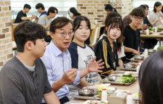 [포토뉴스] 전재수 부산시장 국립부경대 학생과 학식 먹으며 소통간담회