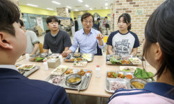[포토뉴스] 전재수 부산시장 국립부경대 학생과 학식 먹으며 소통간담회