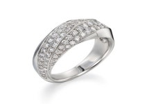 그녀는 보석으로 빛난다