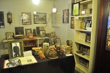 푸른 파도를 벗삼아 즐기는 여유로운 책 한권