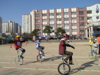 외발자전거 타는 짜릿한 맛, 바로 이거죠!