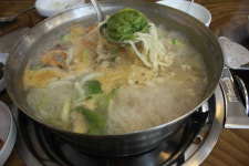 직접 뽑은 칼국수와 만두, 신선한 해물