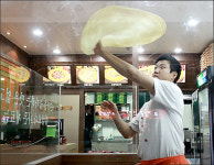 [구미피자맛집-유민상 수타임실치즈피자]기름기 뺀 쫄깃하고 담백한 정통 수타피자의 맛!