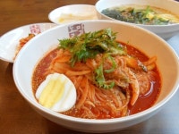 쫄깃한 비빔국수와 진한 육수가 만나면?