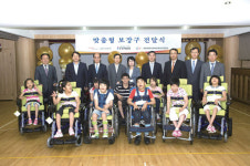 금호석화 ‘재능·제품 기부’, 장애인에 맞춤형 휠체어 지원