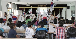 구미 신기초등학교, 태극기달기 체험학습 ‘눈길’